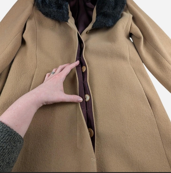 John Caruana Women's vintage tan‎ brown wool coat with faux fur collar size 6 - Picture 6 of 8